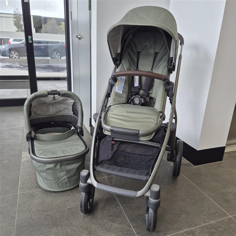 EX DISPLAY PICK UP ONLY - UPPAbaby Vista V3 Pram With Bassinet - Evelyn (Meadow Green)